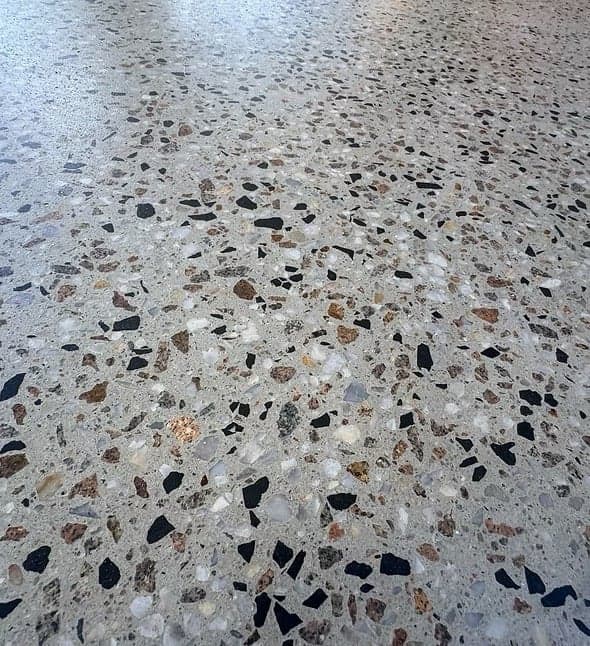 Seamless grinded concrete edge around a swimming pool